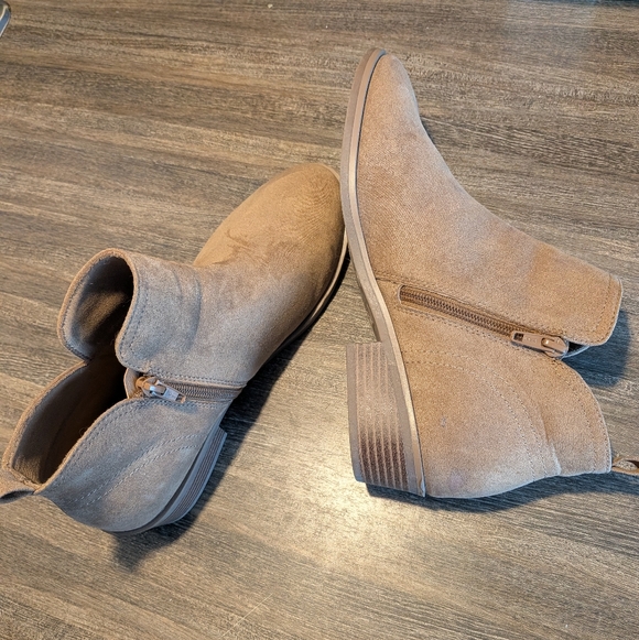 Time and Tru Shoes - Time and Tru Women's Tan Suede Booties